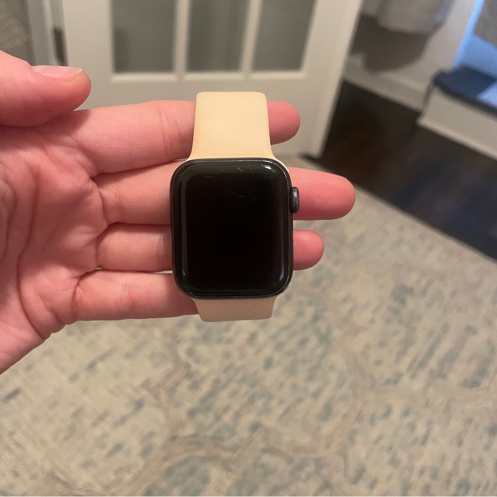 Apple Watch SE (Cellular + GPS, 40mm) - Black